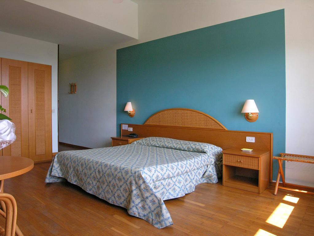 Hotel Cavalieri Passignano sul Trasimeno Exterior foto