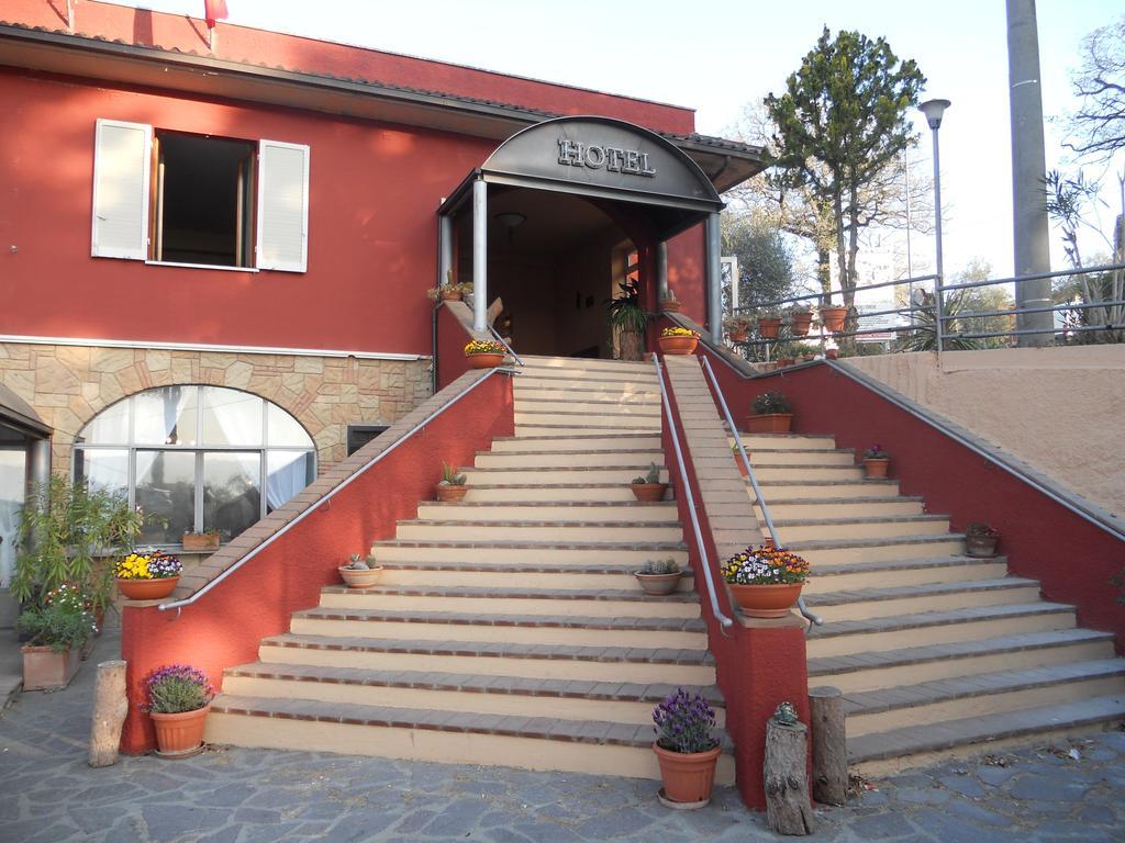 Hotel Cavalieri Passignano sul Trasimeno Exterior foto
