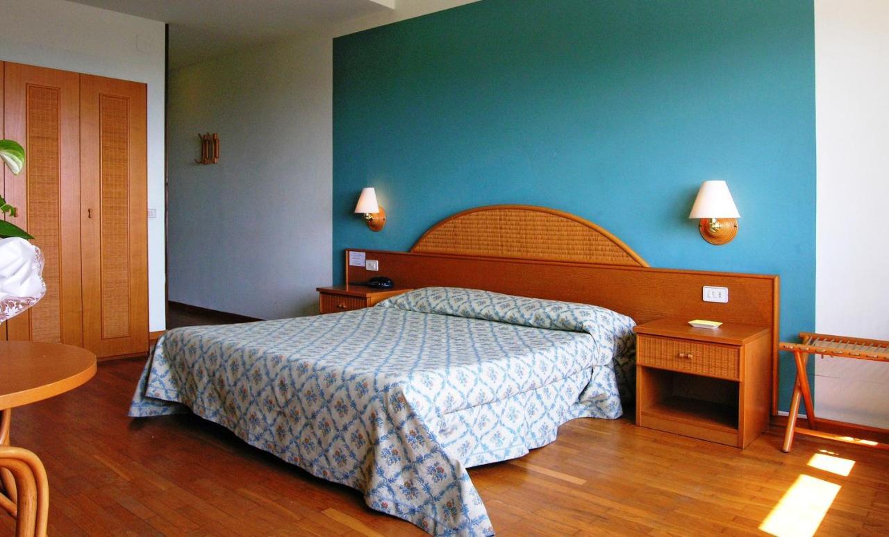 Hotel Cavalieri Passignano sul Trasimeno Exterior foto